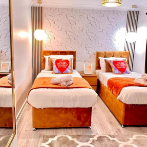 Luxe Smart Home - Basildon Serviced Accommodation - 7 Mins Walk To Basildon Town Centre, Hospital & Train Station